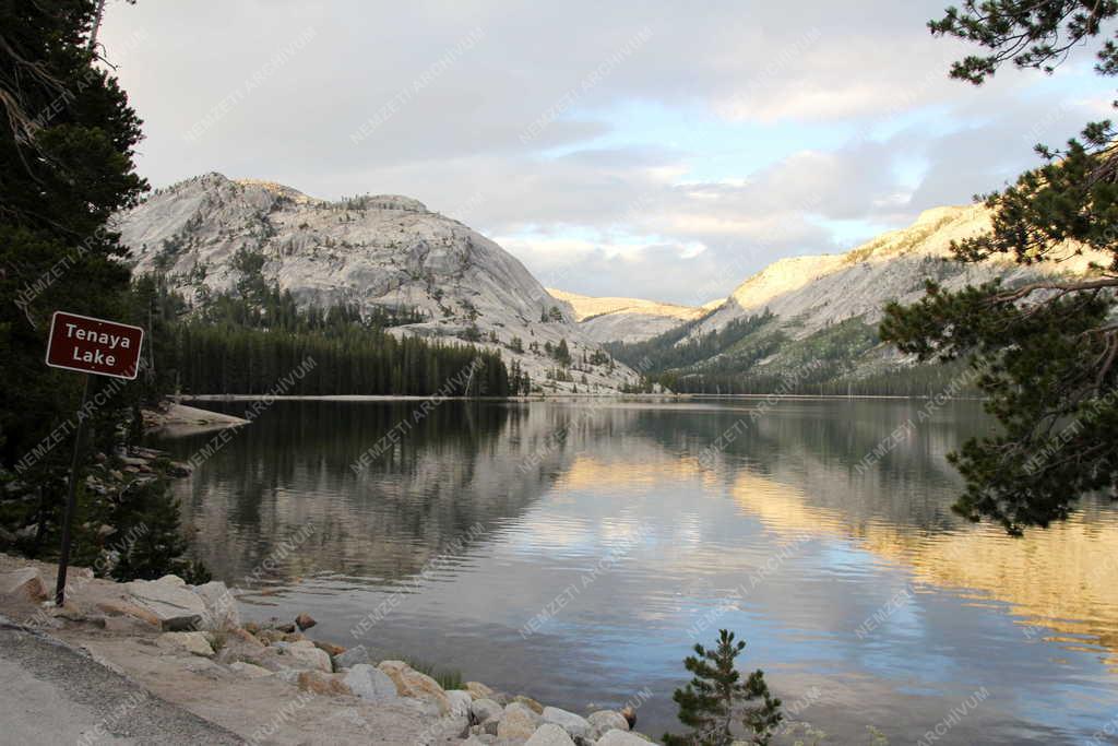 Tájkép - A Tenaya-tó a Yosemite Nemzeti Parkban