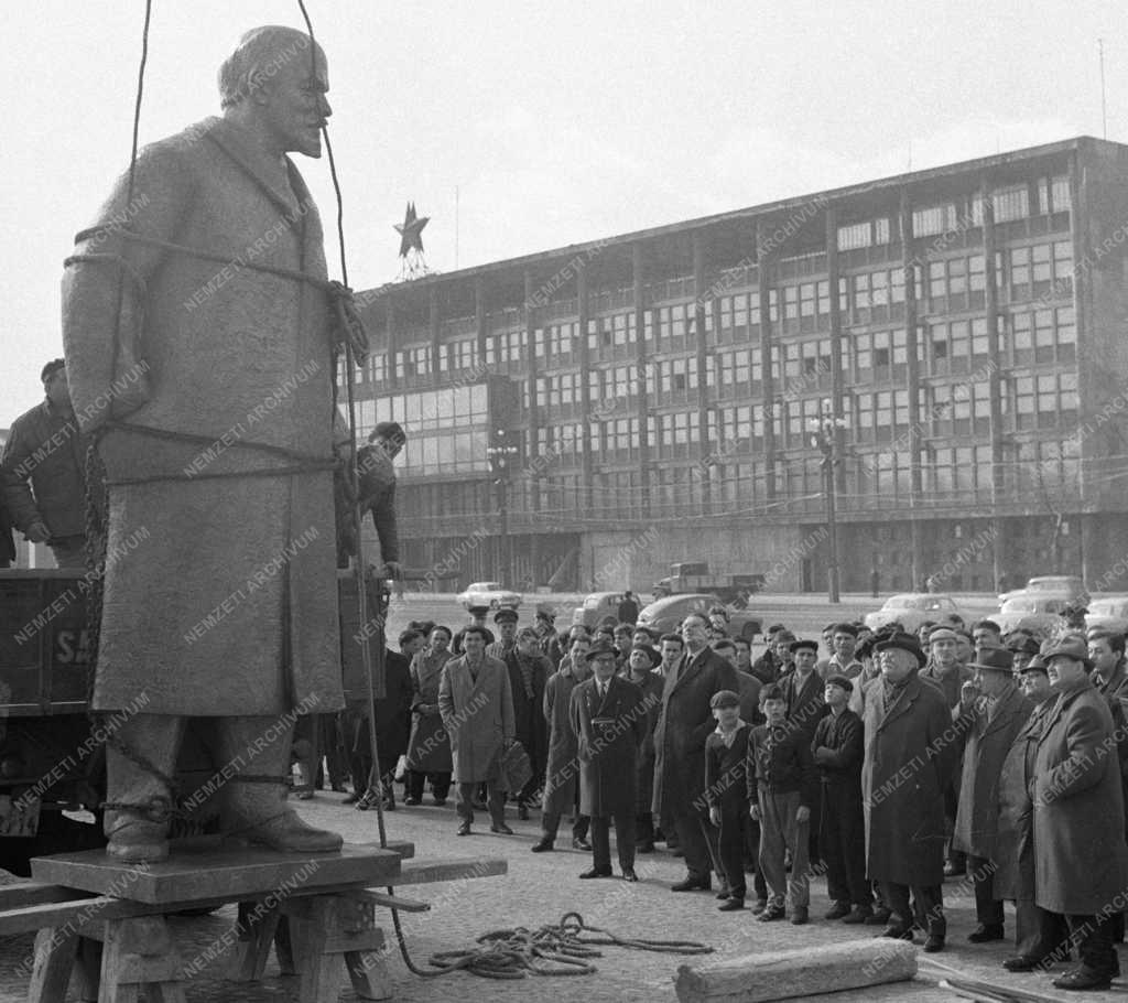 Városkép - Kultúra - Talapzatára emelik Lenin szobrát a Felvonulási térnél