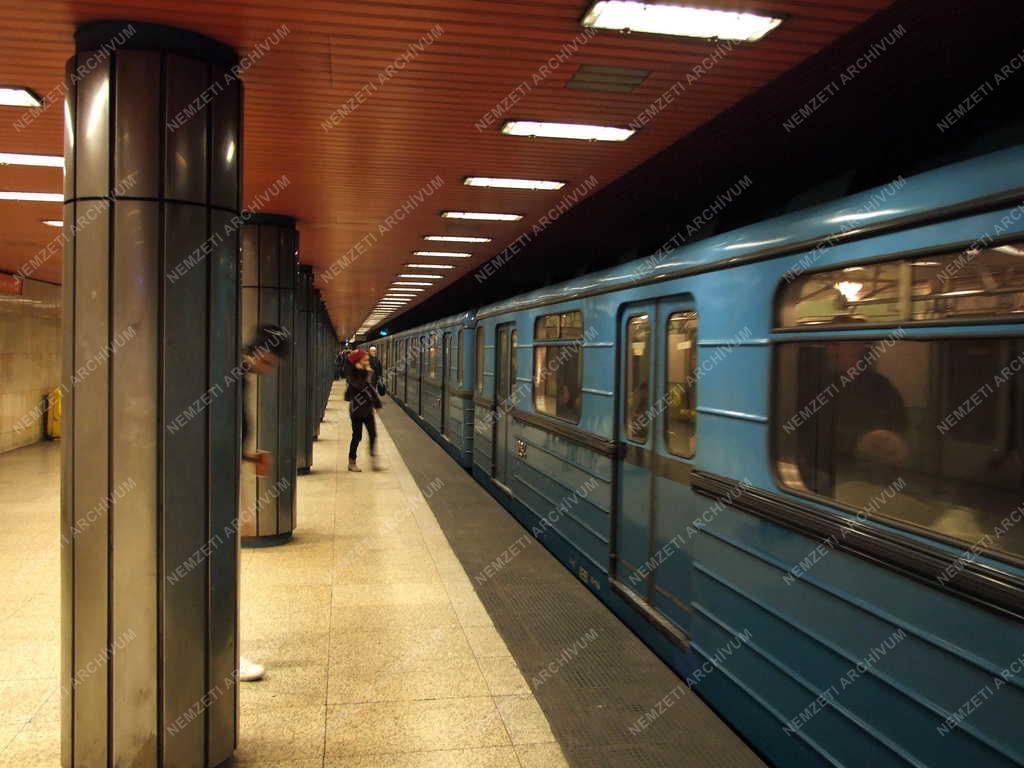 Közlekedés - Budapest - Metróállomás a Ferenciek terén 