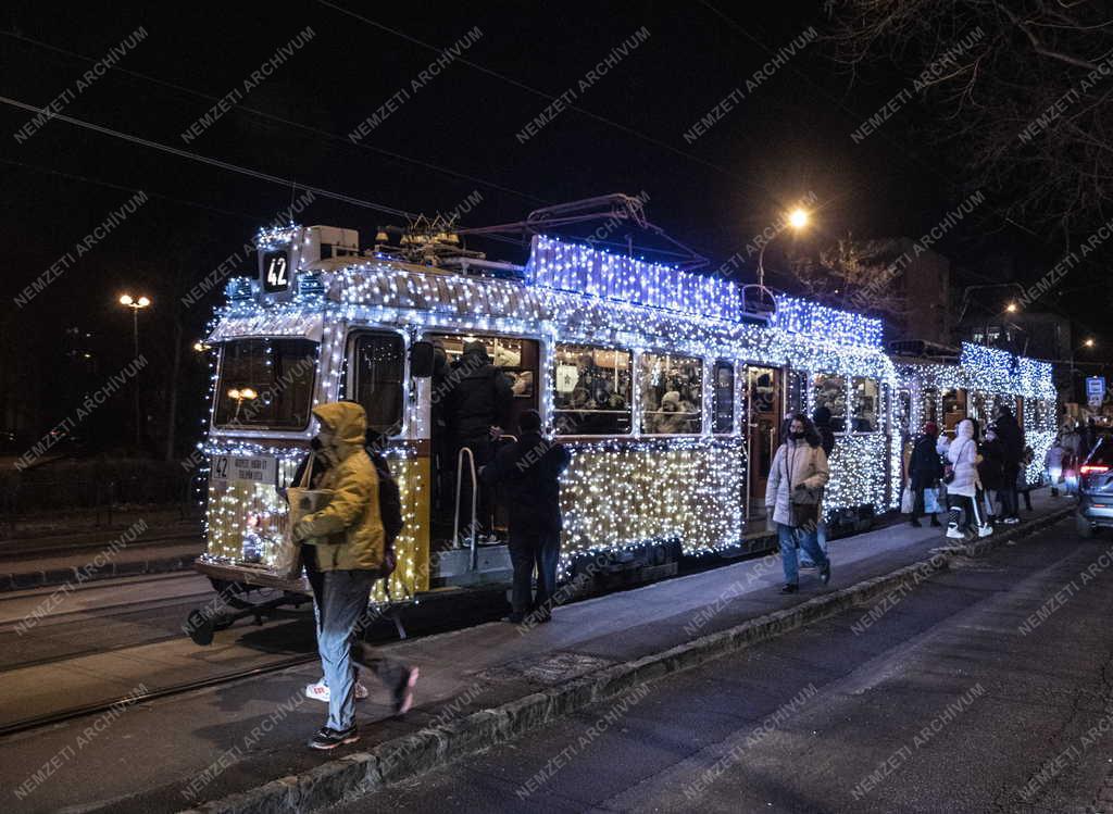 Közlekedés - Budapest - Karácsonyi fényfüzérrel feldíszített villamos