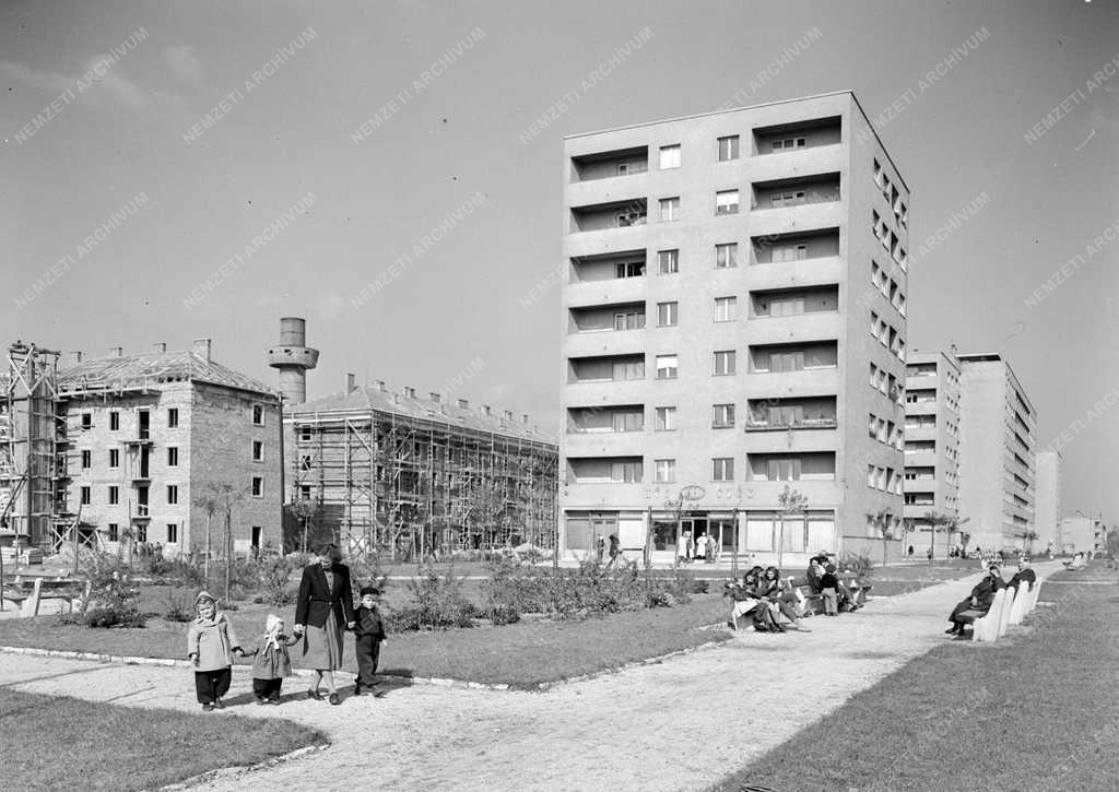 Építészet - Budapesti lakótelep építése