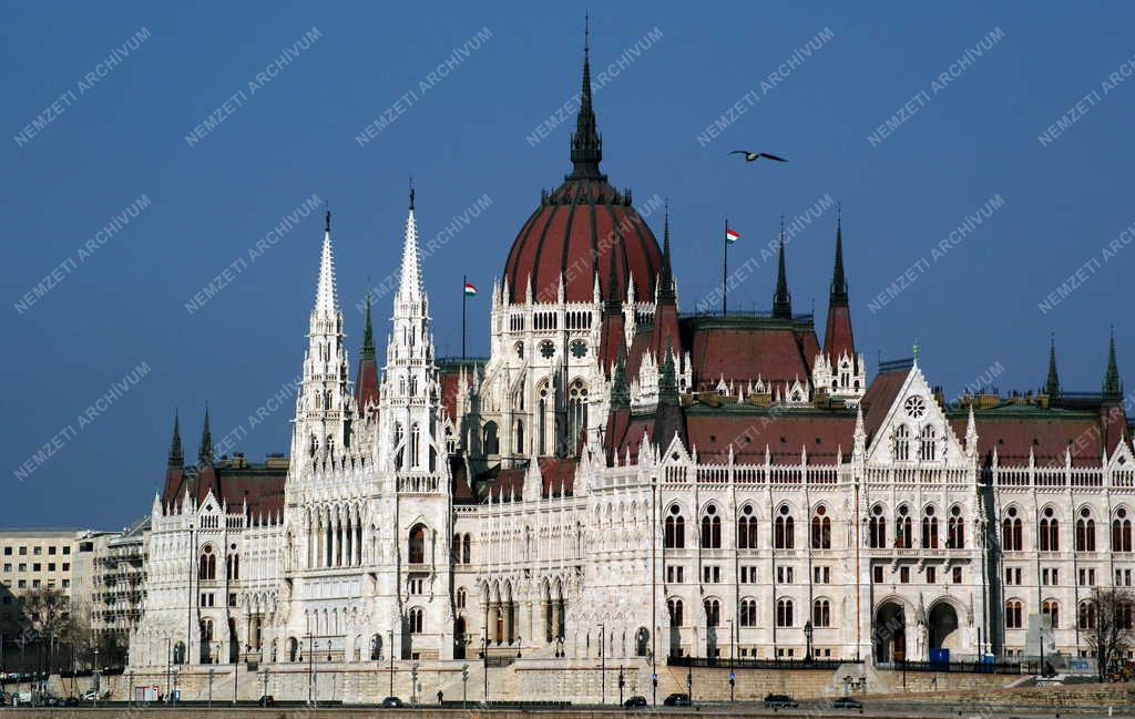 Budapest - A Parlament felújított épülete 