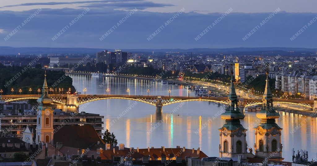 Városkép - Budapest - Esti dunai panoráma