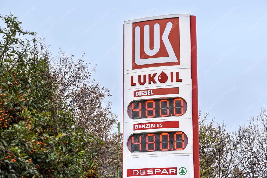 Közlekedés - Energia - Lukoil benzinkút Kelenföldön