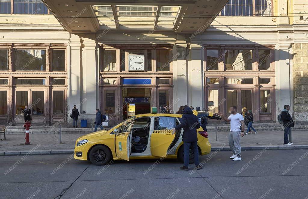 Szolgáltatás - Közlekedés - Taxi a Baross téren a Keleti pályaudvarnál