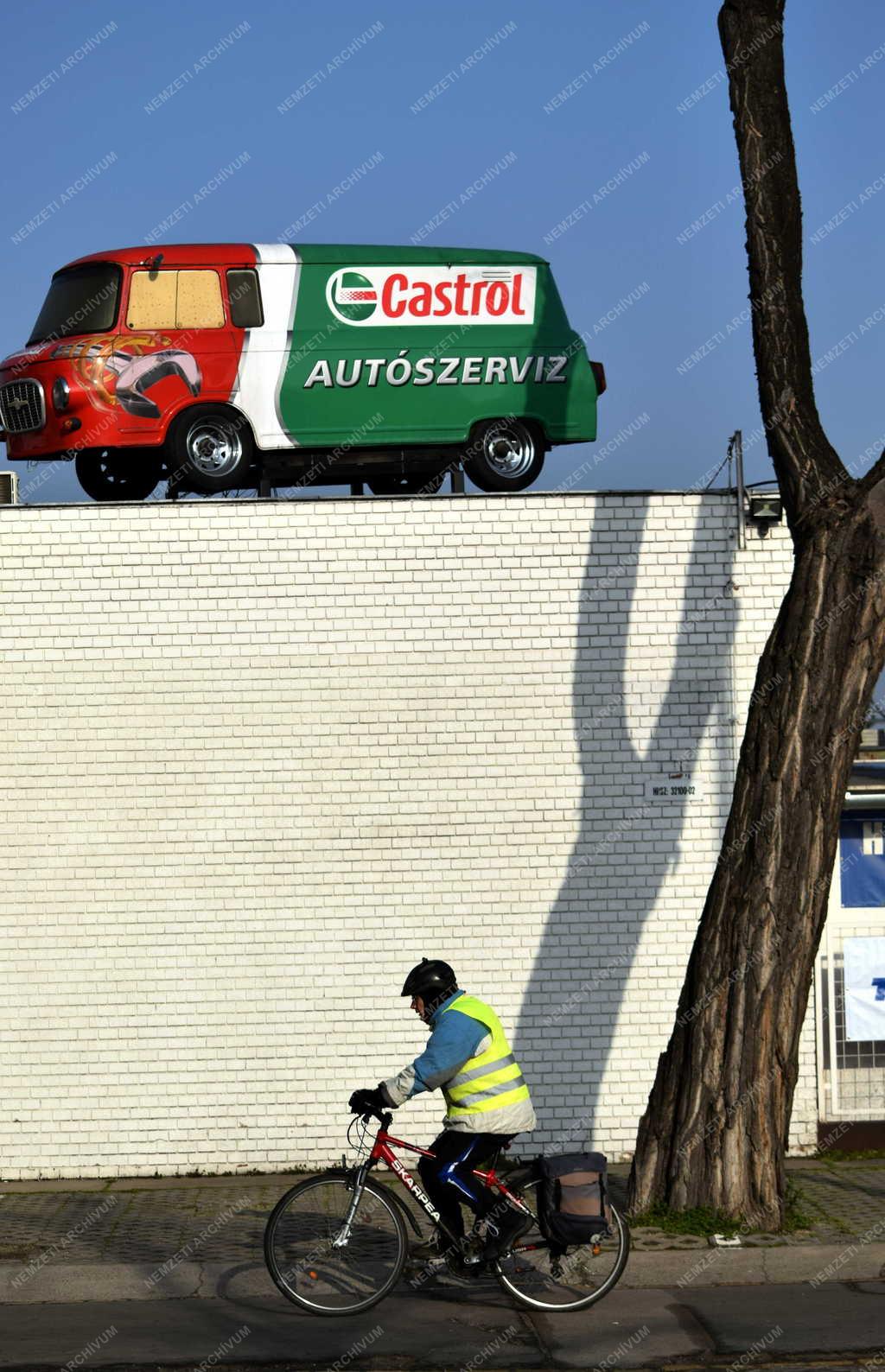 Reklám - Castrol motorolajokat reklámoznak egy régi Barkas teherautóval