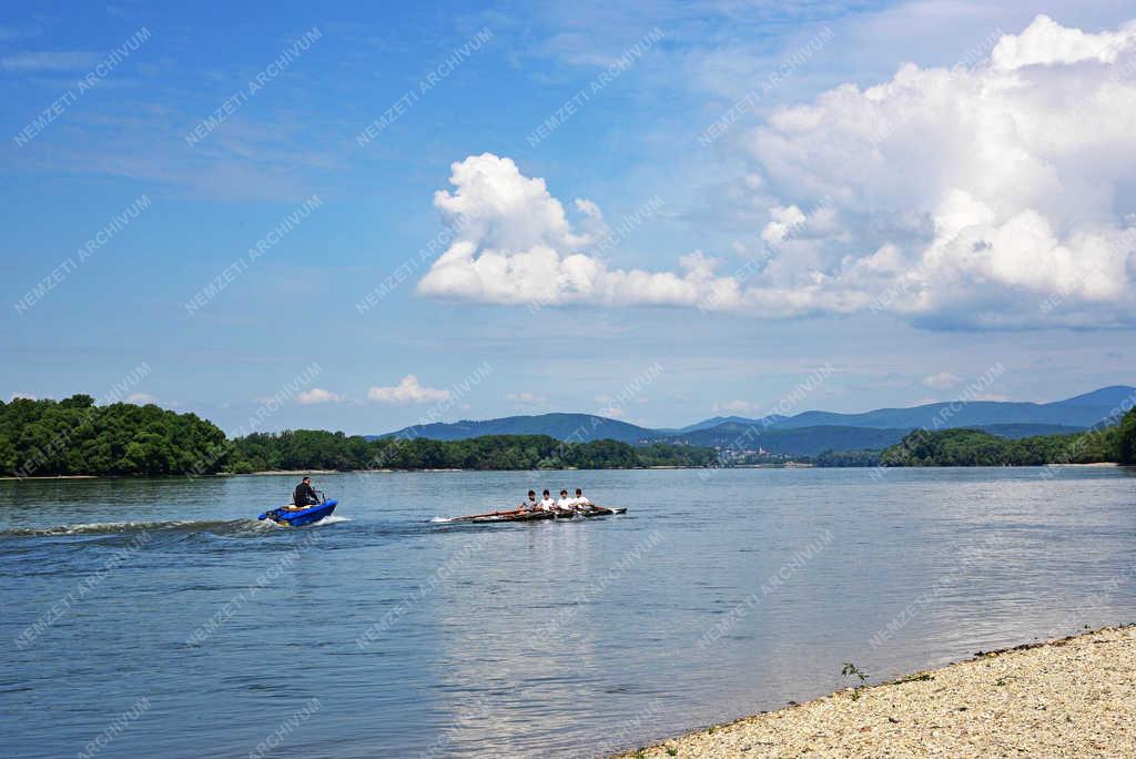 Szabadidő - Vác - Evezősök a Dunán