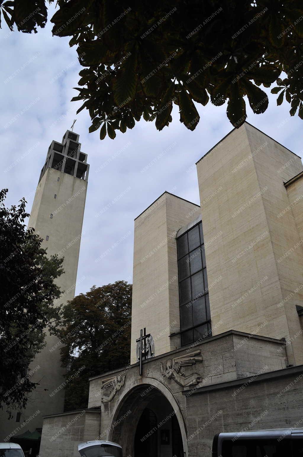 Műemlékvédelem - Felújították Aba-Novák Vilmos freskóját a városmajori templomban