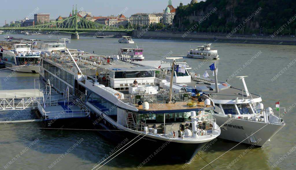 Közlekedés - Budapest - Hotelhajók és sétahajók a Dunán