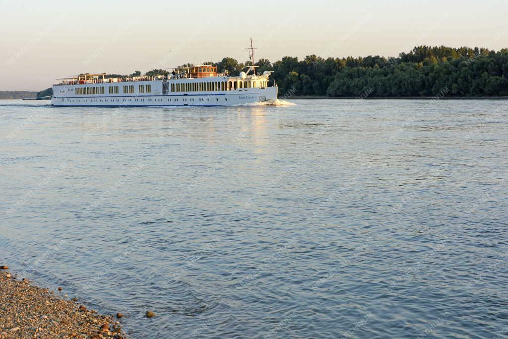 Idegenforgalom - Vác - A River Cloud II. üdülőhajó a Dunán