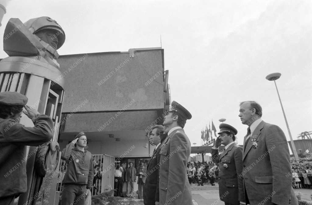 Tudomány - Űrhajósok koszorúzása a Gagarin Emlékműnél