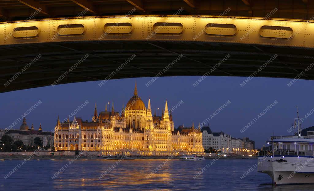 Városkép - Budapest - Dunai panoráma a Parlamenttel 