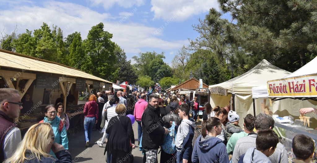 Városkép - Budapest - Majális a Városligetben