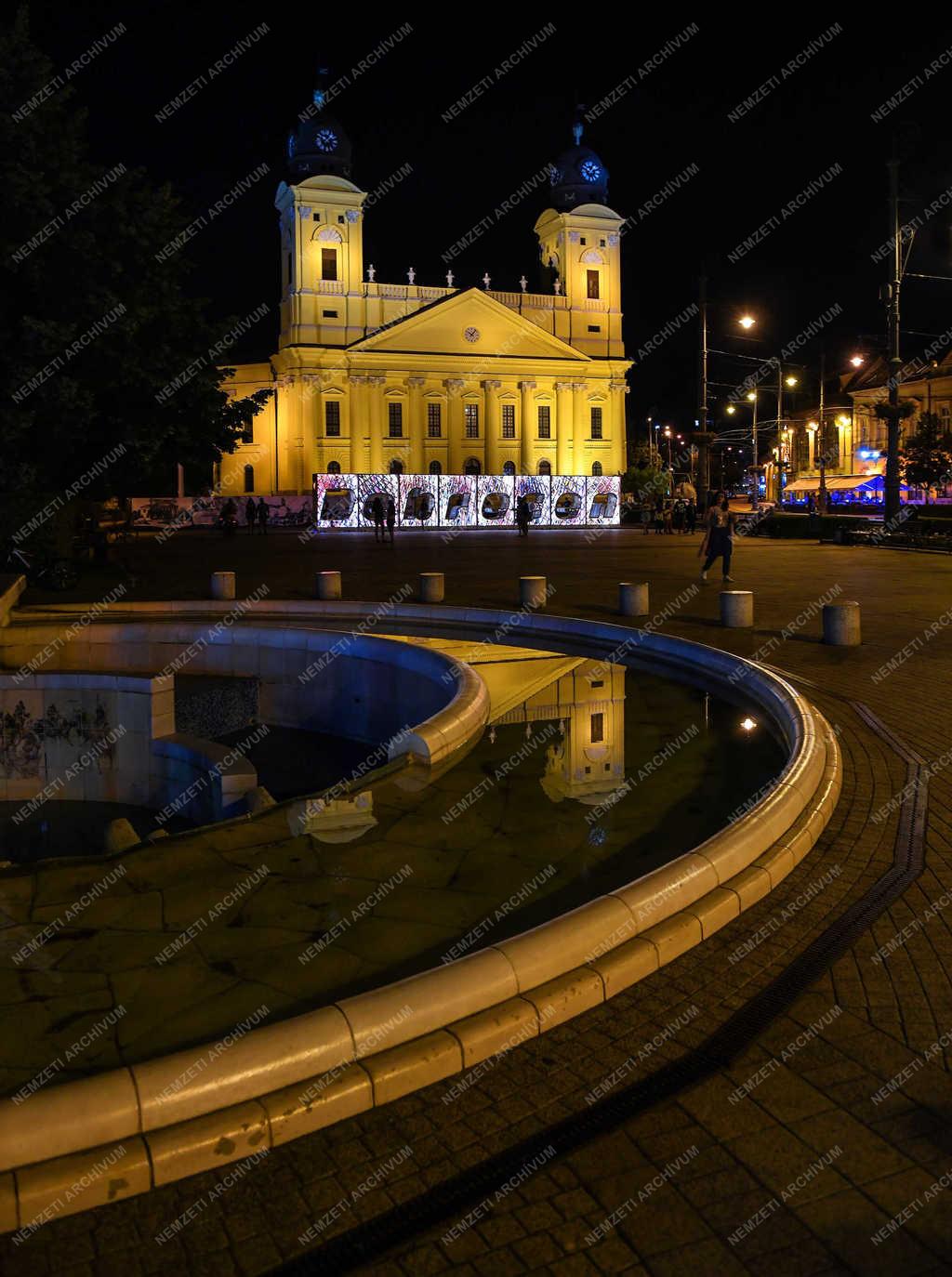 Városkép - Debrecen - Esti kivilágítás a Kossuth téren