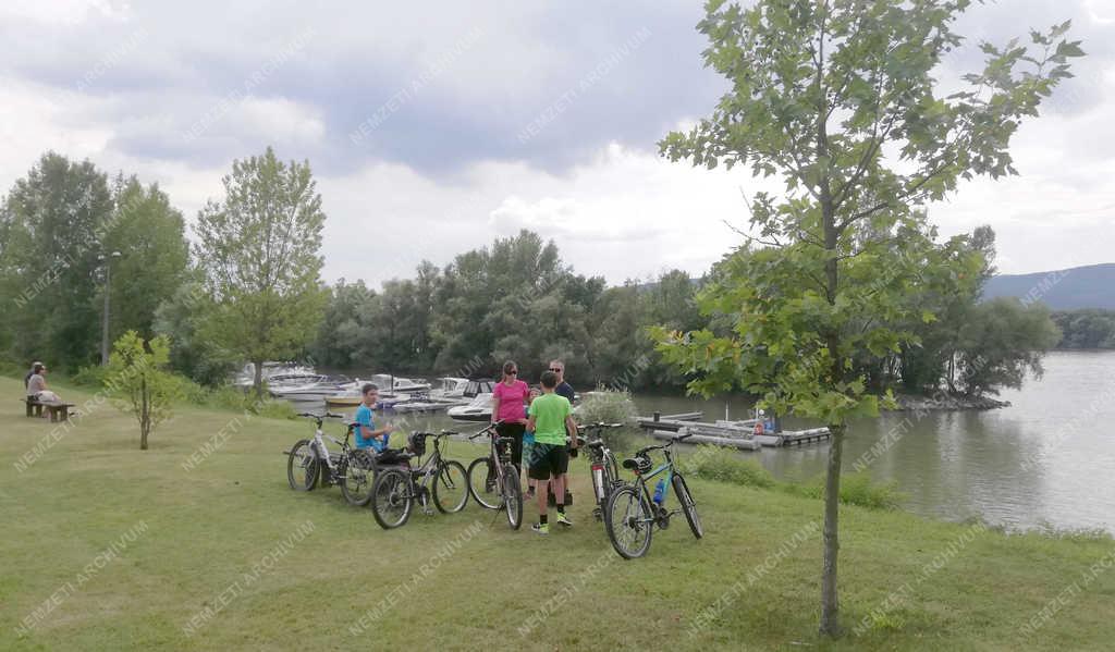 Vízi közlekedés  - Sződliget - A Wiking Yacht Club kikötője