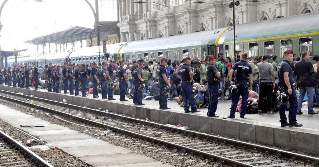 Illegális bevándorlás - Budapest - Migránsok a Keleti pályaudvaron