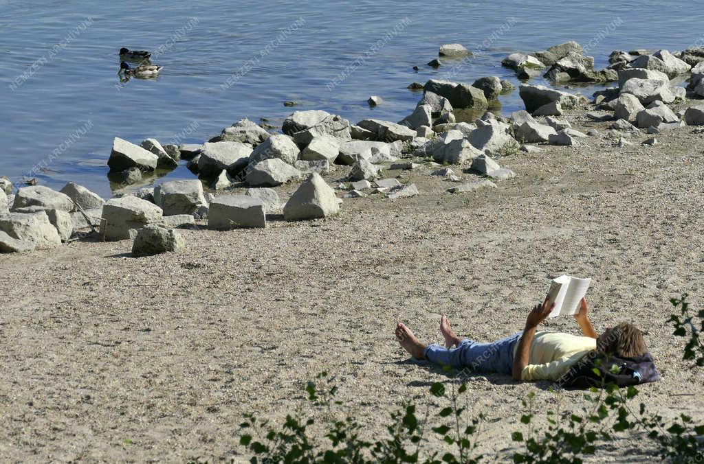 Szabadidő - Budapest - Levegőző fiatal a Duna-parton