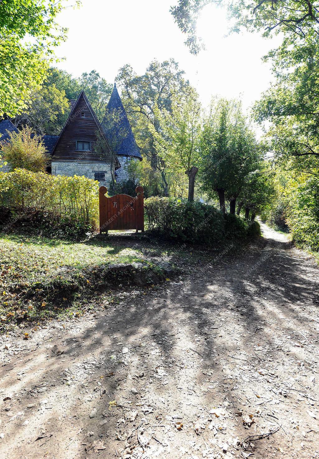 Építészet - Sztána - Varjúvár