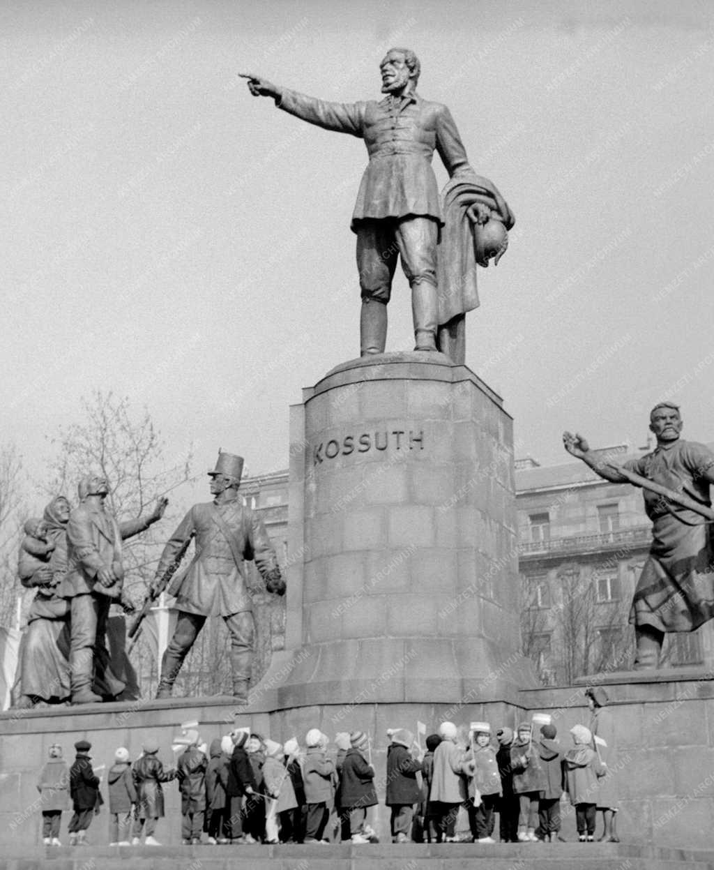 Ünnep - Koszorúzás a Kossuth-emlékműnél