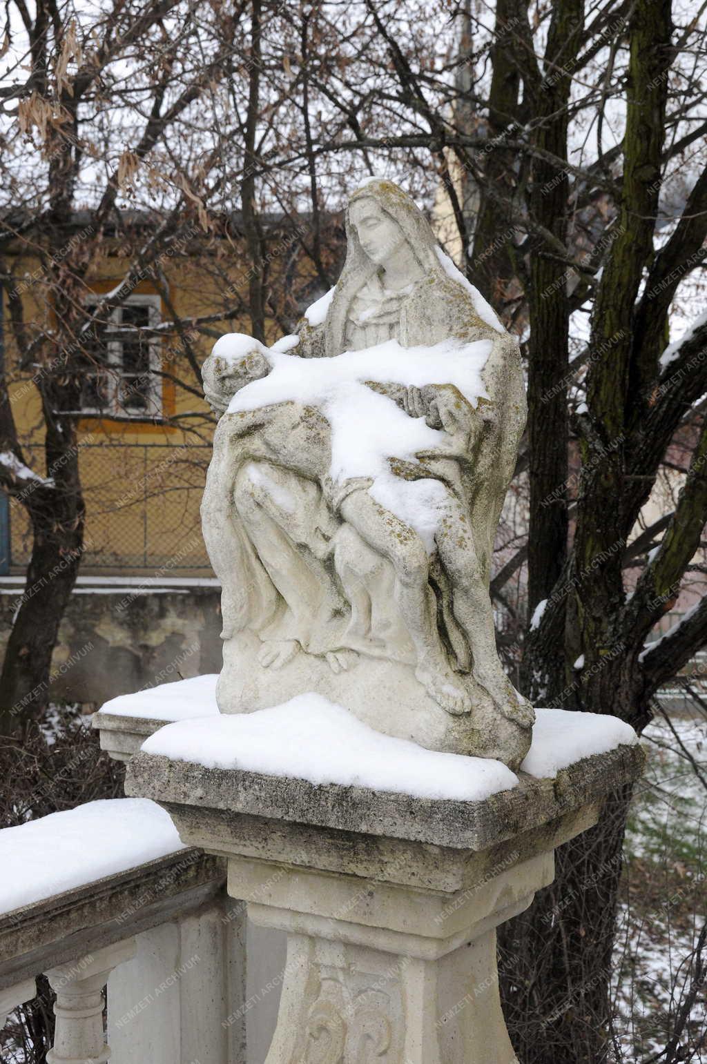 Táj, város - Pieta szobor - Nógrádsáp