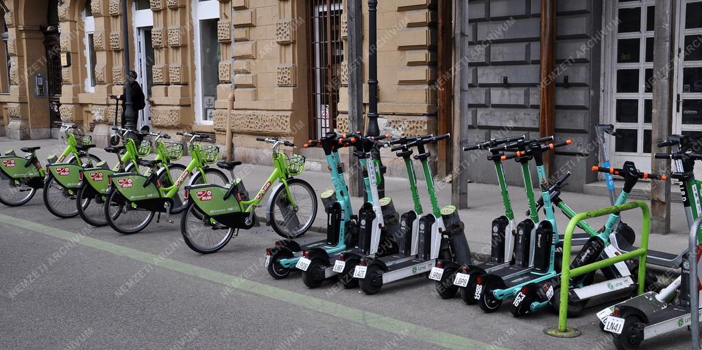 Közlekedés - Budapest - Mobi-pont a Kodály köröndnél