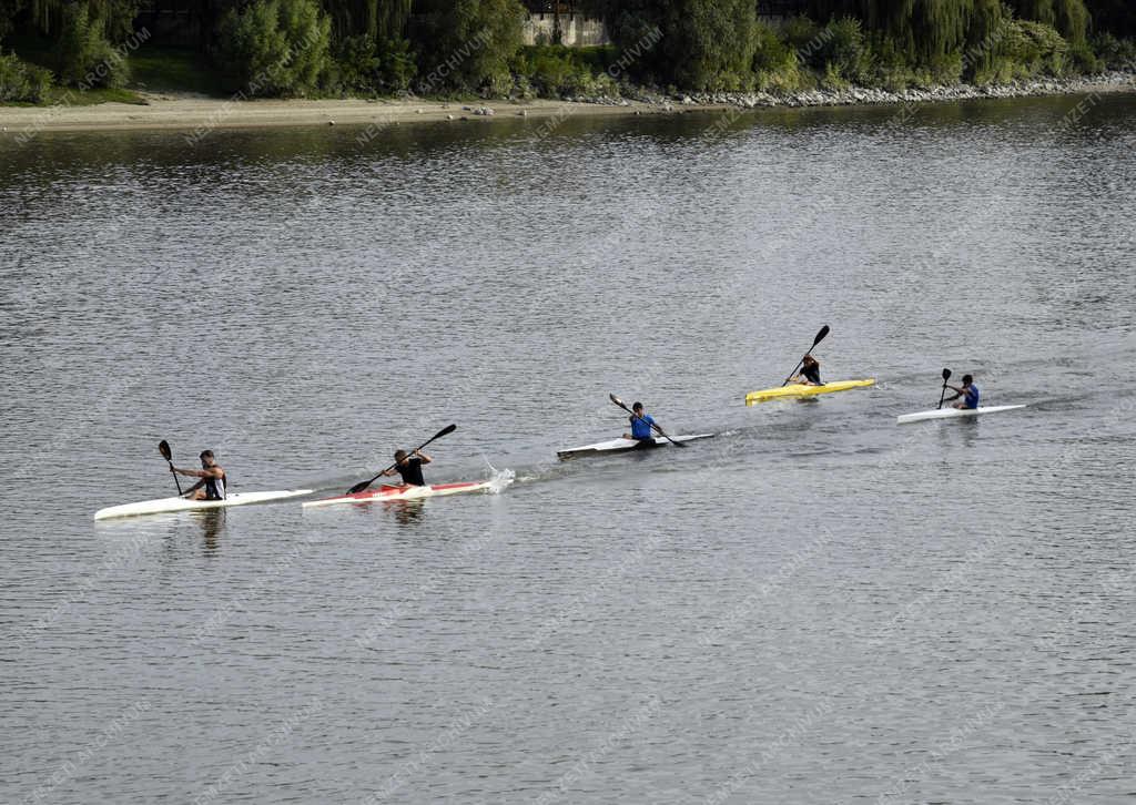 Vizisport - Budapest - Kajakozók edzés közben