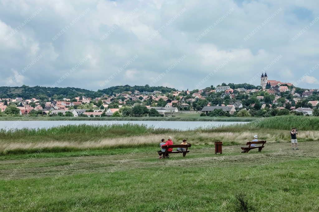 Életkép - Tihany - Kirándulók a Belső-tó partján