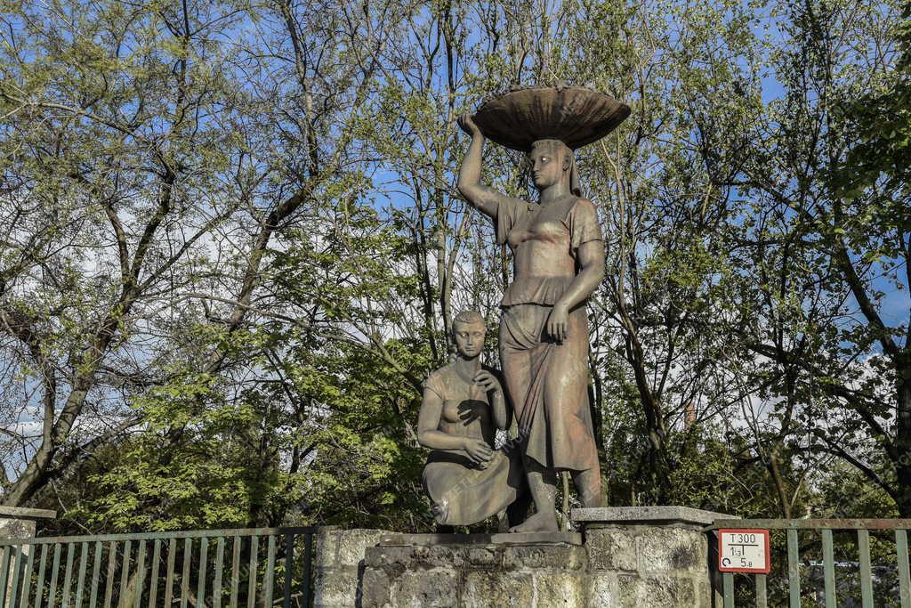 Városkép - Budapest - Szüretelők című szobor Kőbányán