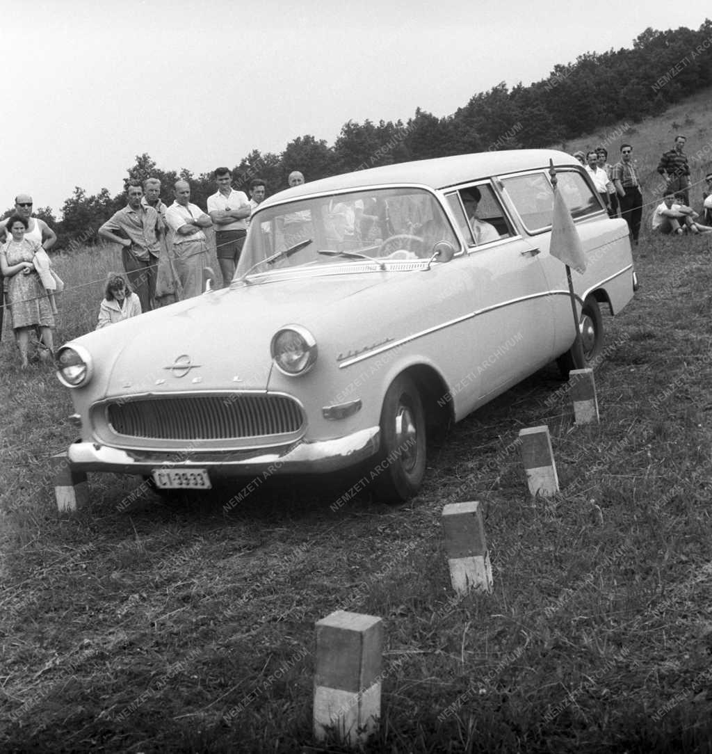 Szabadidő - Közlekedés -  Autósok és motorosok találkozója a Dunakanyarban