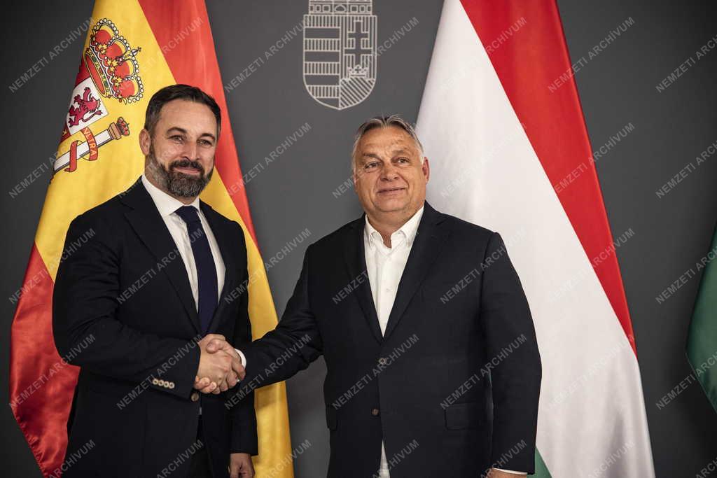 A spanyol jobboldal vezetőjével tárgyalt Orbán Viktor