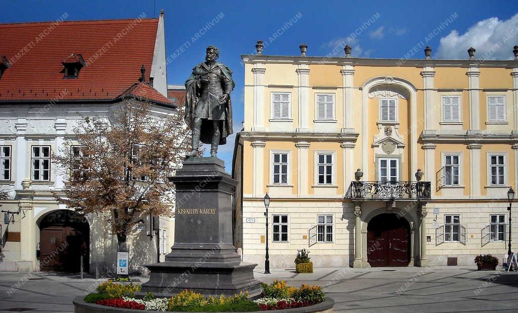 Városkép - Győr - Kisfaludy Károly költő szobra a Bécsi kapu téren