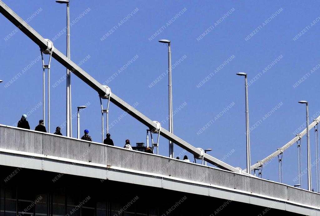 Turizmus - Budapest – Segway-el közlekedő turisták az Erzsébet hídon