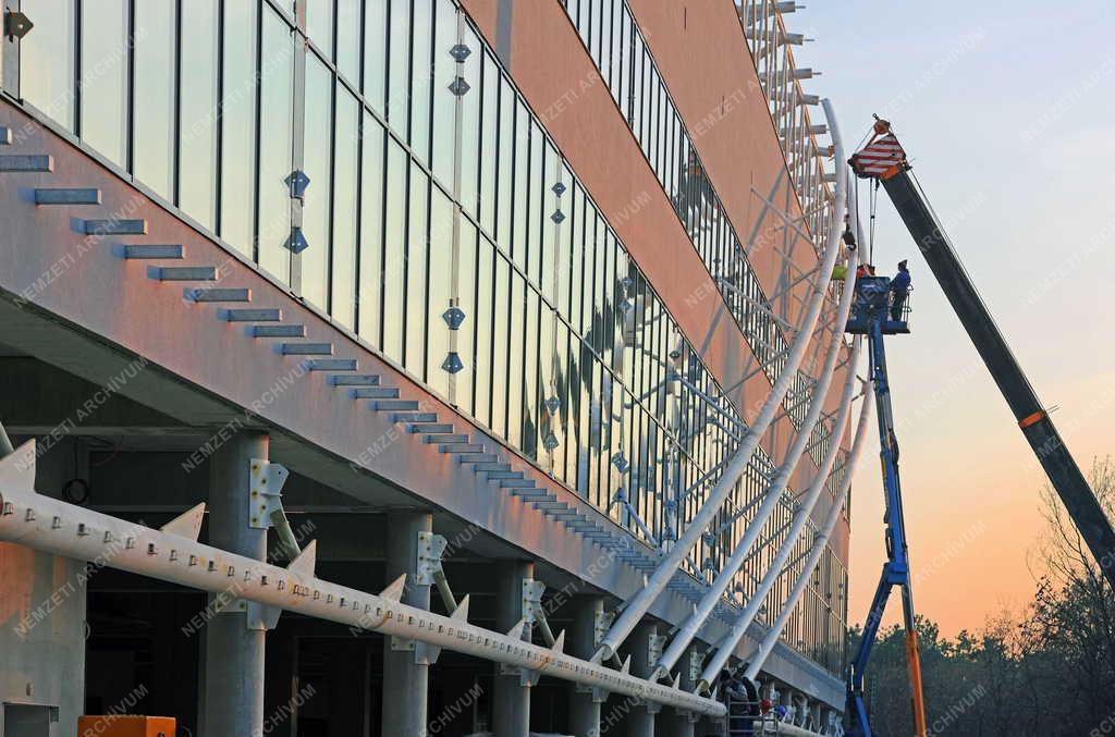 Építőipar - Debrecen - Épül az új stadion