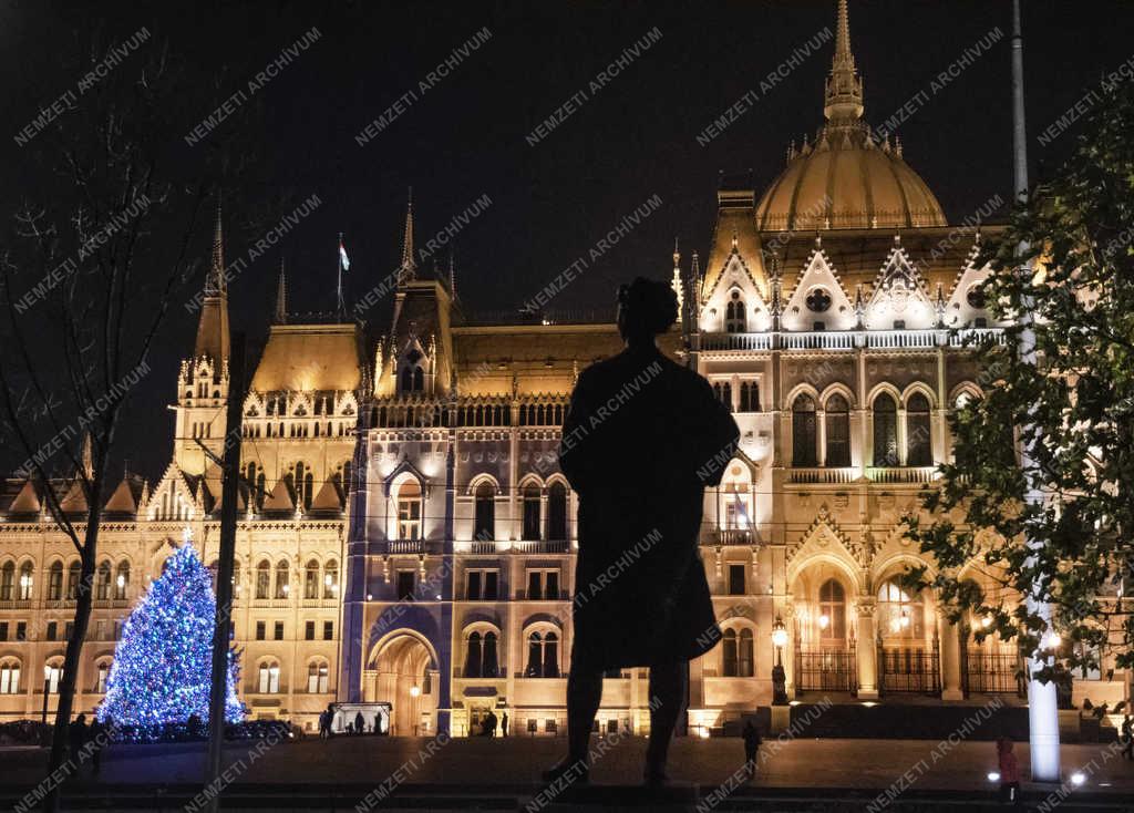 Városkép - Budapest - A Parlament esti kivilágításban