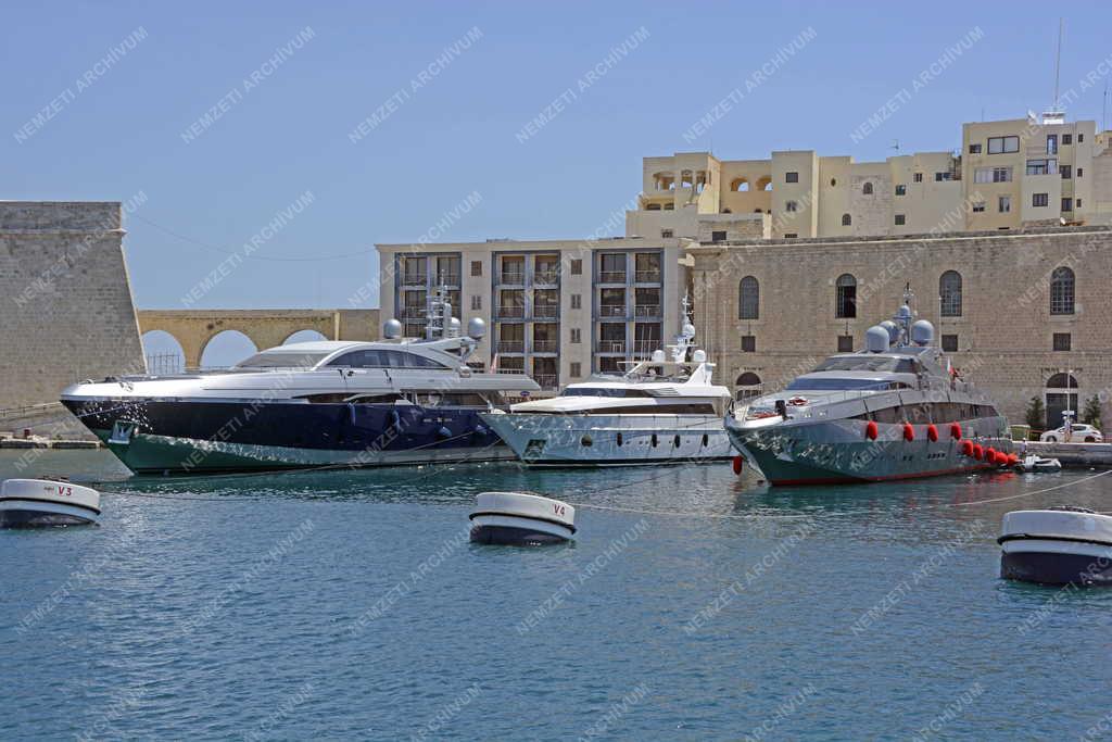 Közlekedés - Birgu - Kikötö Birgu új szállodája előtt