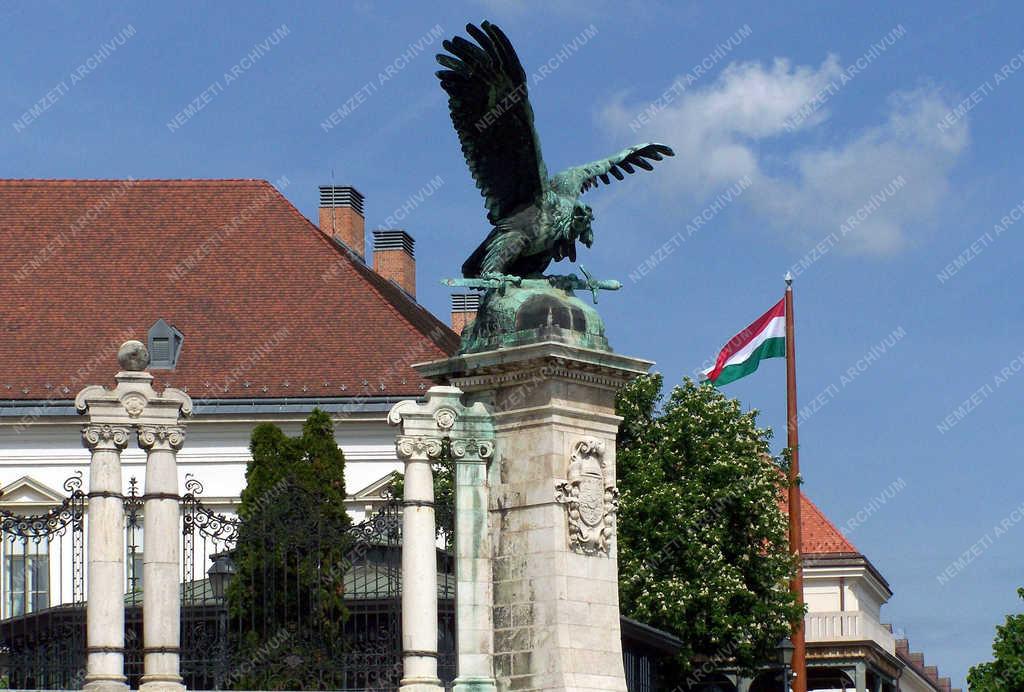 Műalkotás - Budapest - A Budavári Palota Turul-szobra