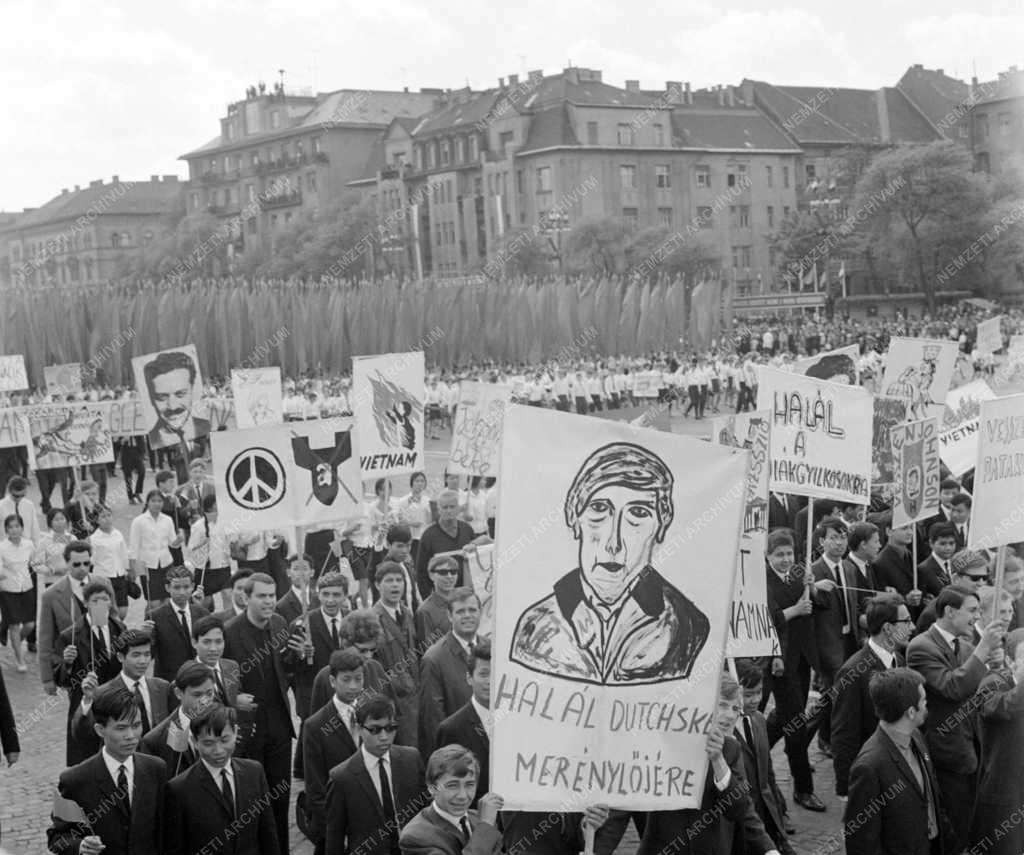 Történelem - Ünnep - A május 1-jei felvonuláson