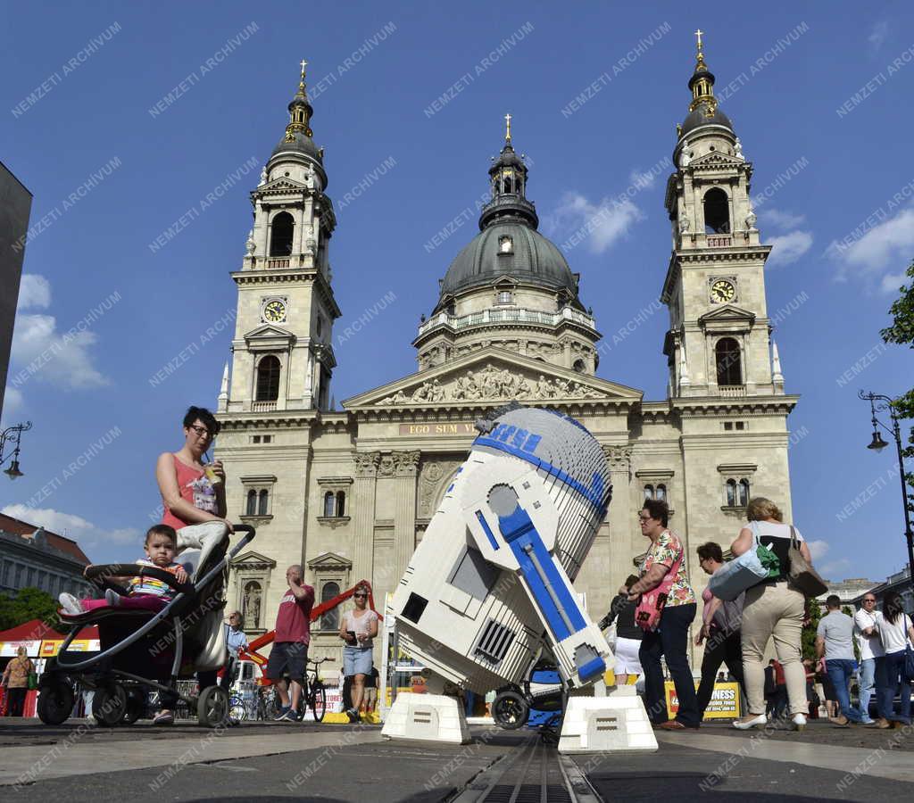 Érdekesség - Budapest - R2D2 droid legókockákból a bazilika előtt