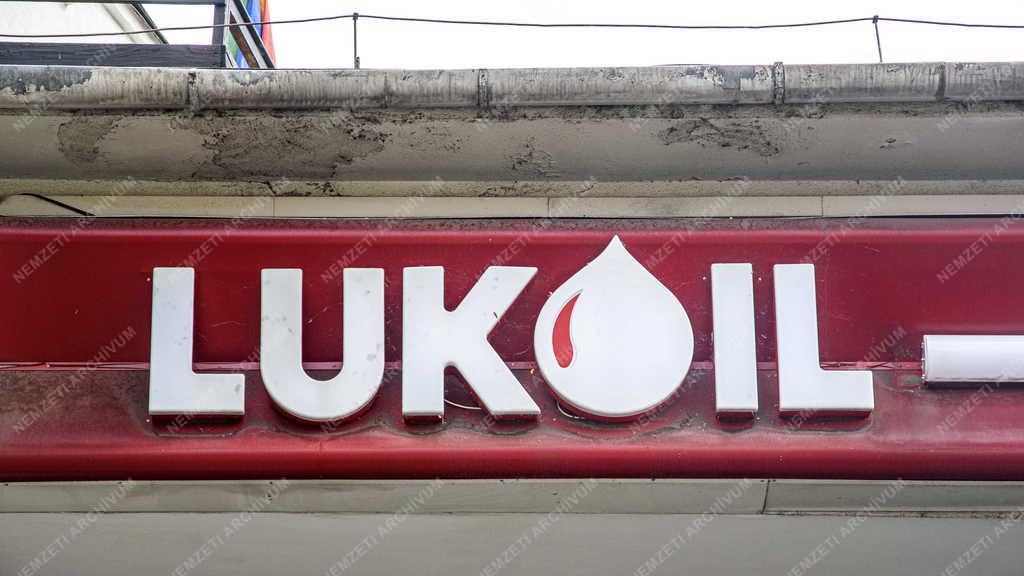 Közlekedés - Energia - Lukoil benzinkút a Józsefvárosban