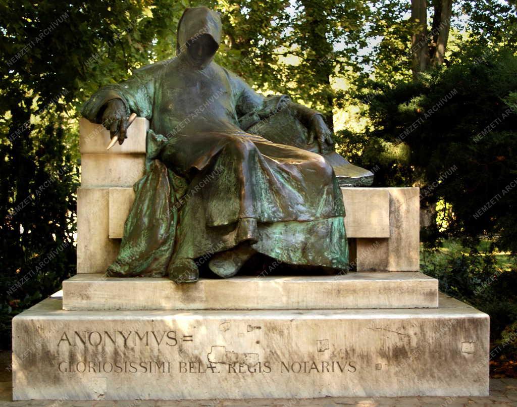 Budapest - Köztéri szobor - Anonymus