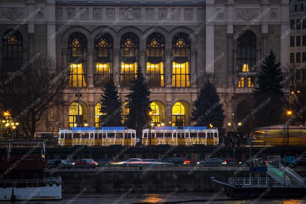 Közlekedés - Budapest - Karácsonyi fényvillamos