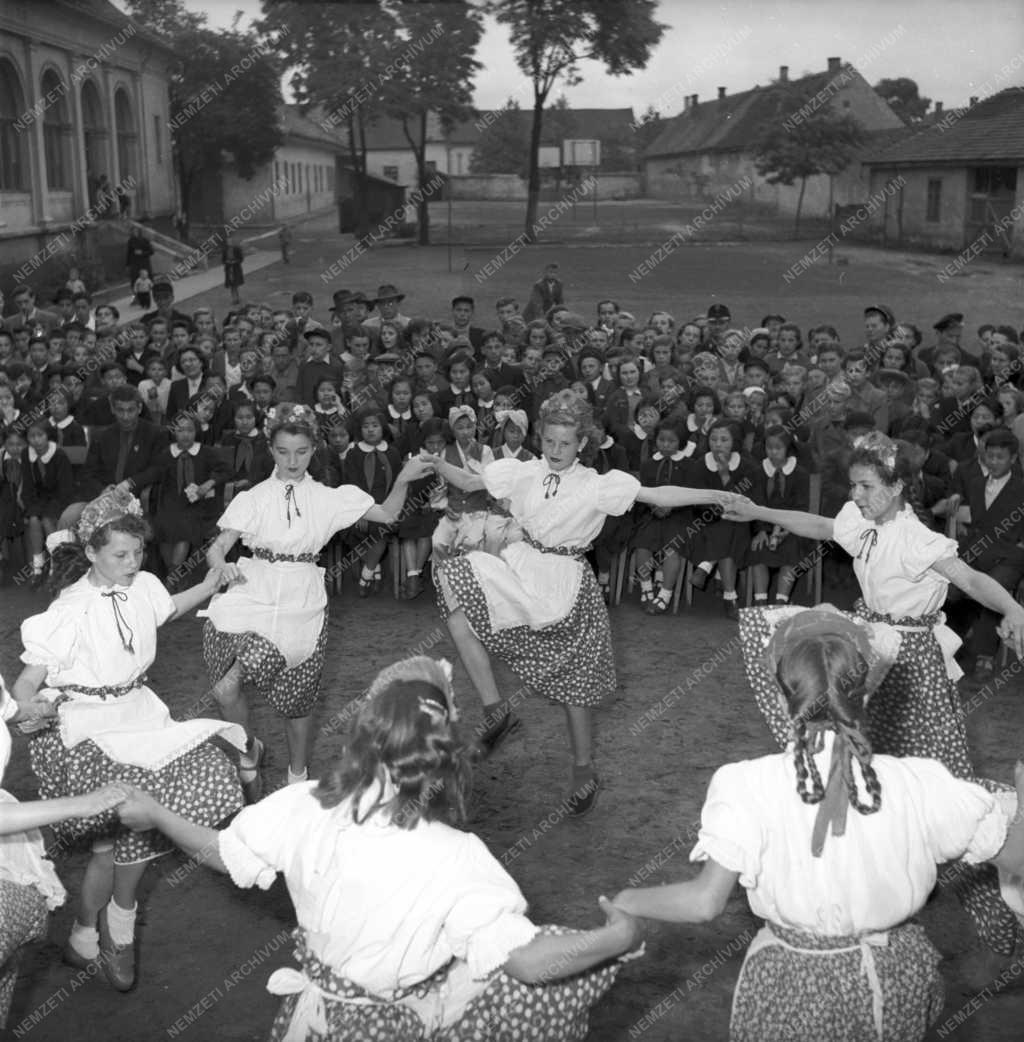 Oktatás - Koreai gyermekek látogatása a Soroksári úttörőknél 