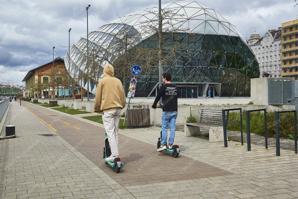 Szórakozás - Budapest - Bálna kulturális, vendéglátó és kereskedelmi központ