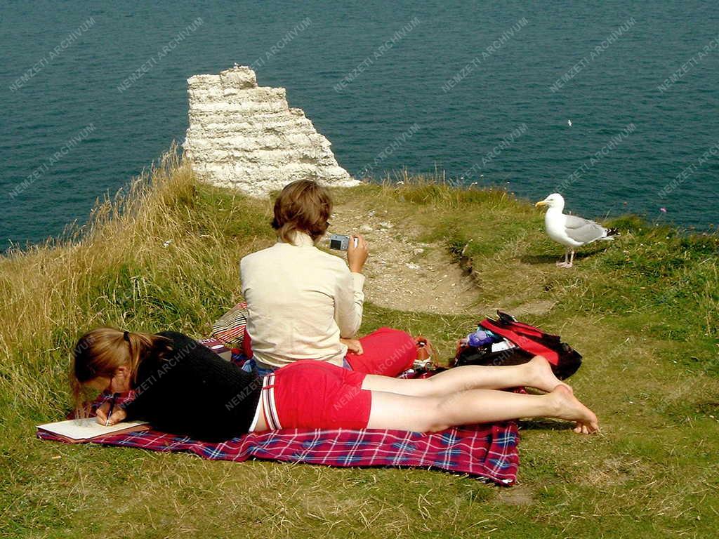 Etretat - Pihenő turisták a sziklaszirt tetején