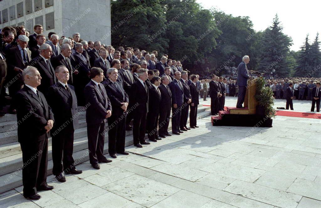 Belpolitika - Kádár János temetése