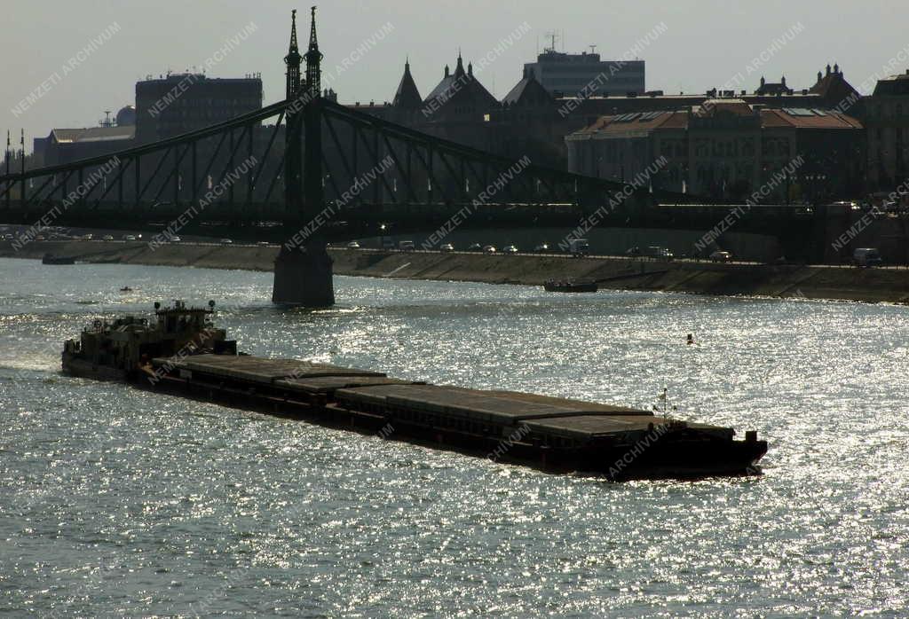 Teherszállítás - Budapest - Teherszállítás a Dunán