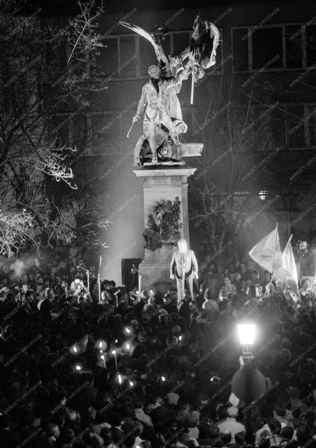 Ünnep - Alternatív szervezetek demonstrációja Március 15-én Budapesten