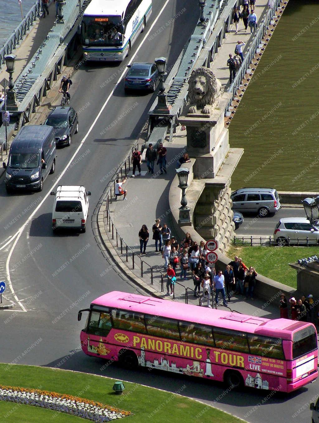 Idegenforgalom - Budapest - Turisták a Clark Ádám téren