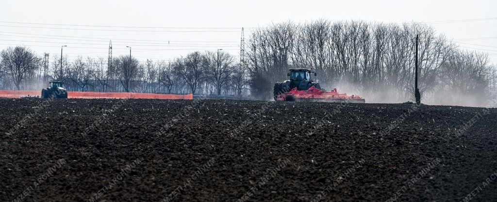 Mezőgazdaság - Tavaszi talajmunkák a debreceni Agrárgazdaság Kft.-nél 