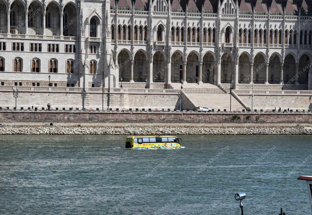 Idegenforgalom - Turizmus - Városnéző kétéltű busz